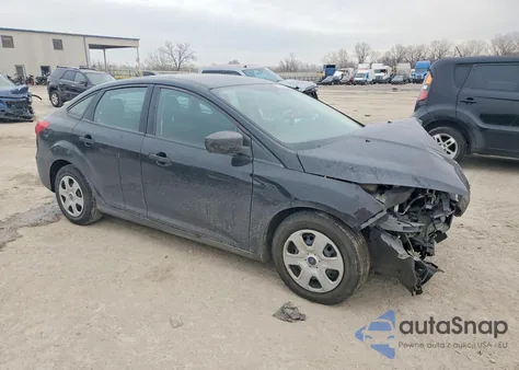 2018 Ford Focus S z USA, uszkodzony, nr VIN 1FADP3E20JL240633
